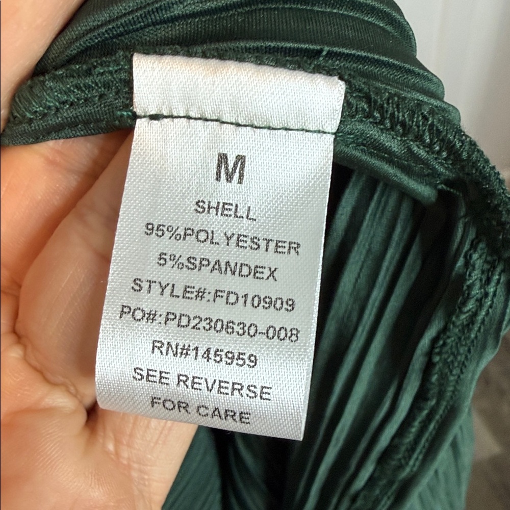 Elegant Sleeveless Pleated Maxi Dress with Self-Tie Waist - Dark Green - Picture 6 of 7